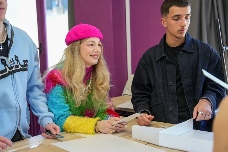 étudiants souriants à une table