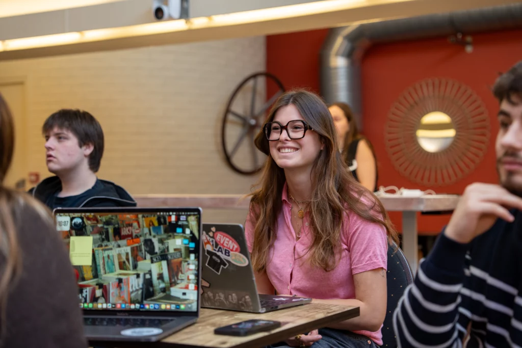 Étudiants de MOD'SPE Lille participant à un atelier Portfolio pendant le Fashion Job Dating.