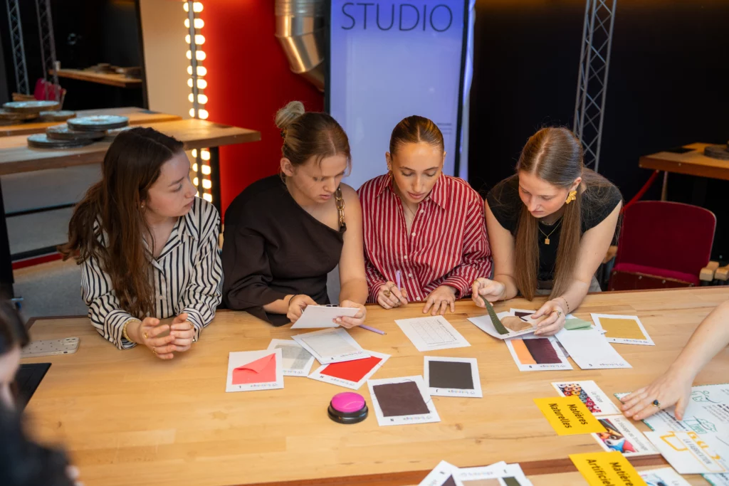 Étudiants de MOD'SPE Lille participant à un atelier Texticologie pendant le Fashion Job Dating.