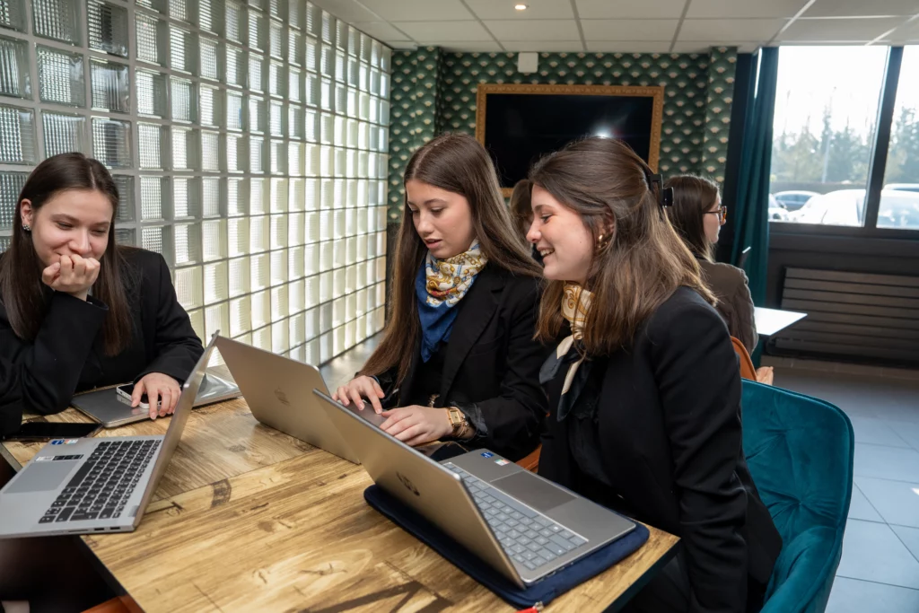 Étudiants de MOD'SPE Lille participant à un atelier LinkedIn pendant le Fashion Job Dating.