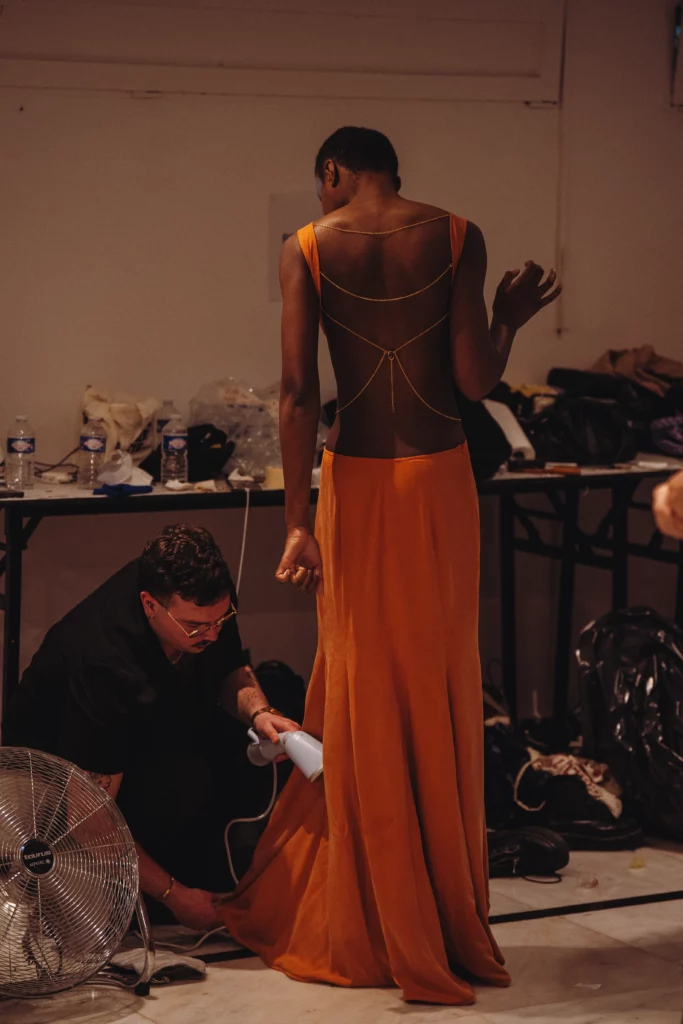 Léo Patinier, vainqueur du Grand Prix MOD’SPE 2026, en backstage aux côtés de son mannequin avant le défilé.