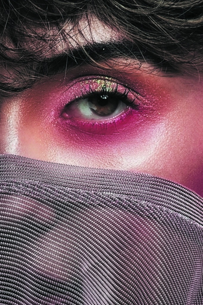 Oeil maquillé en gros plan