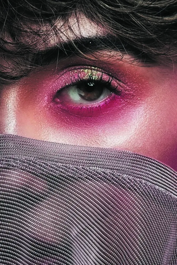 Oeil maquillé en gros plan