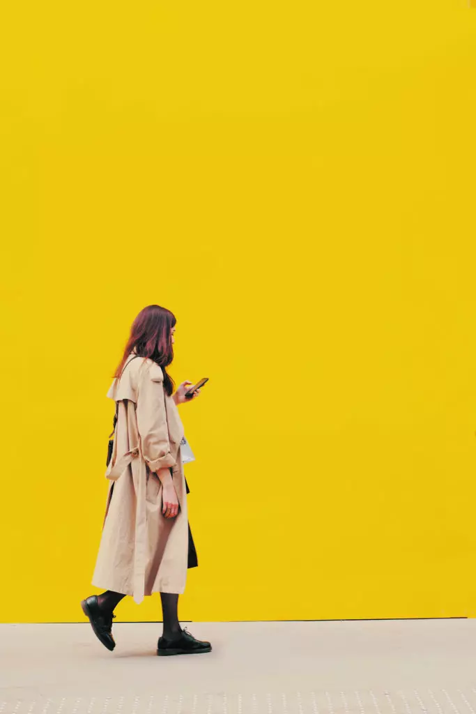 Femme avec un imperméable qui marche