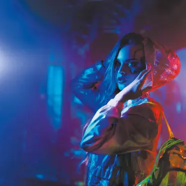 Portrait d'une jeune fille dans une ambiance dark cyberpunk