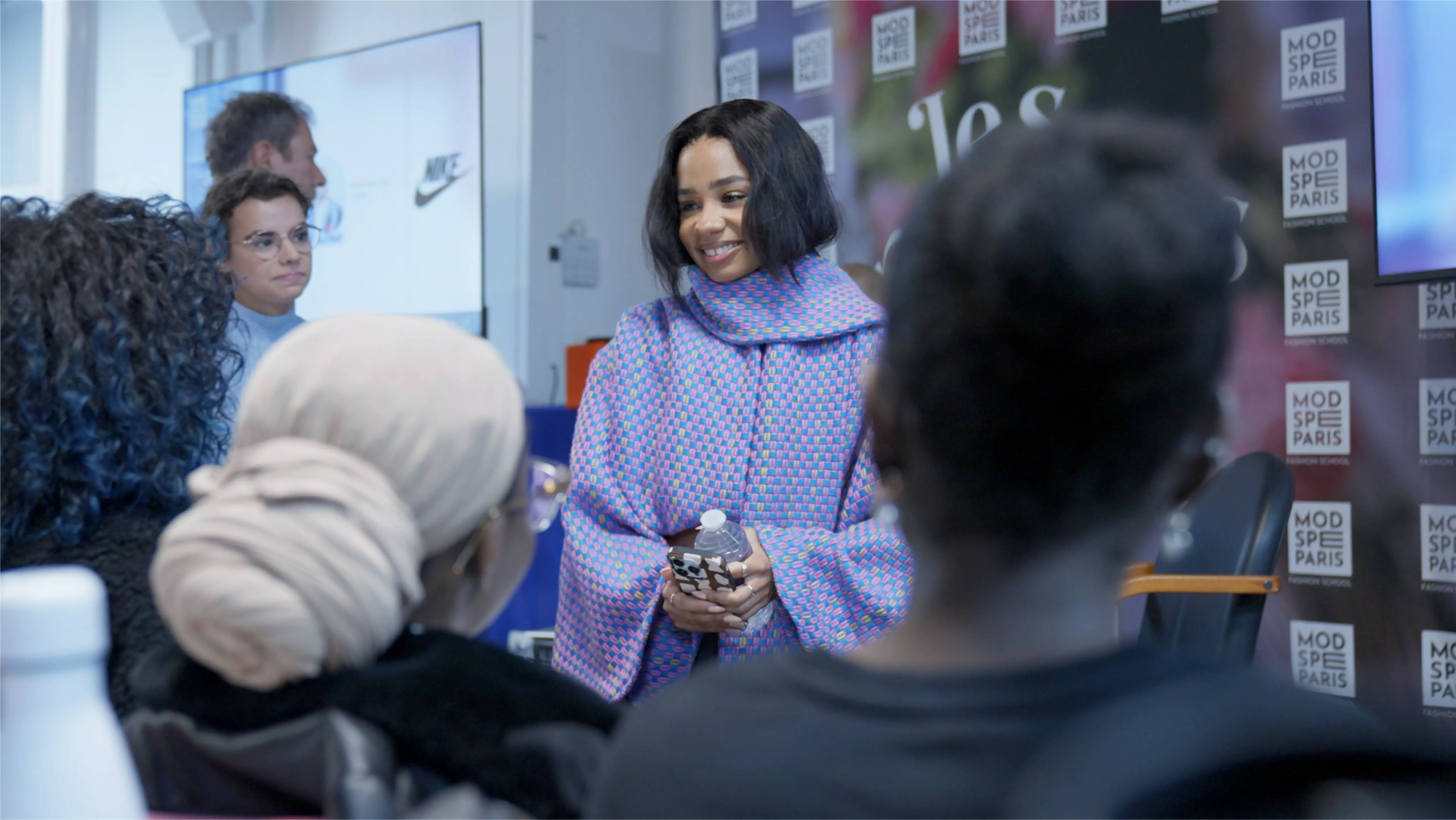 Sarah Monteil, styliste et créatrice de contenus sur Instagram et TikTok, s’adresse aux étudiants de MOD’SPE.