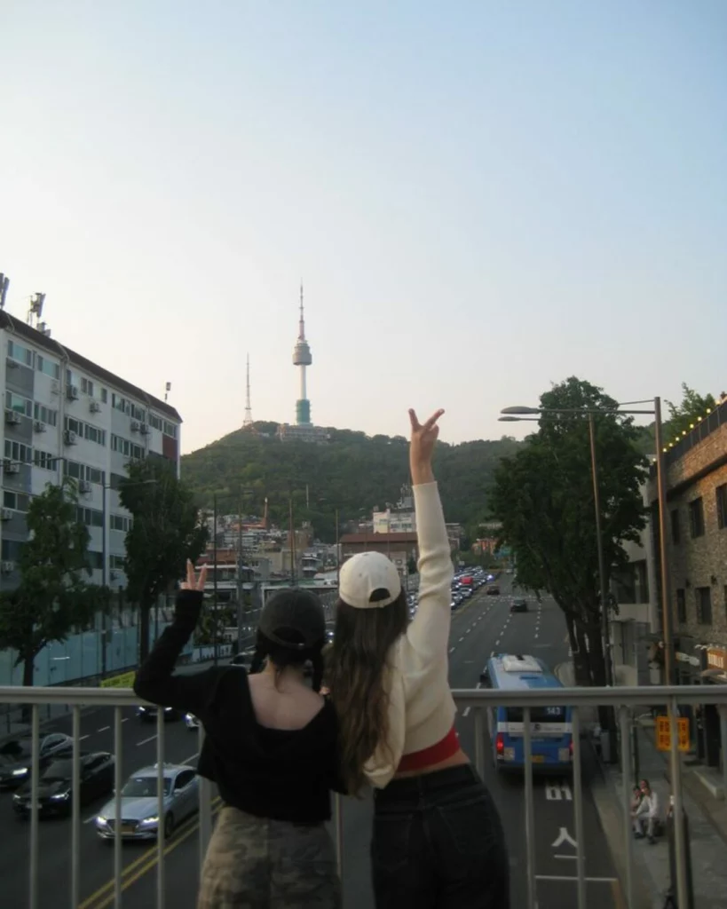 Une image de deux étudiantes coréennes prenant un selfie, MBA MOD’SPE Séoul
